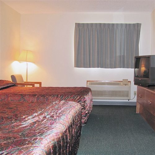 American Inn Ozark Room photo